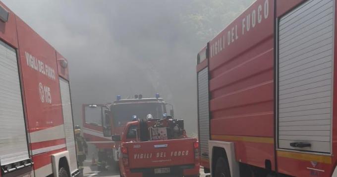 Paura ad Atina per l'incendio di un autoarticolato in galleria